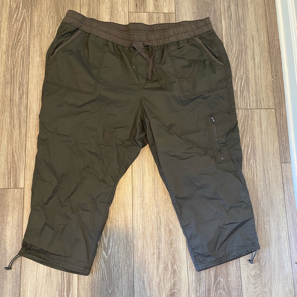 Lane Bryant cargo capri 22/24